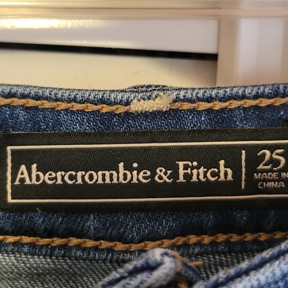 Abercrombie & Fitch Jean skirtSnaps down the front. Size 25 waist - Picture 3 of 4